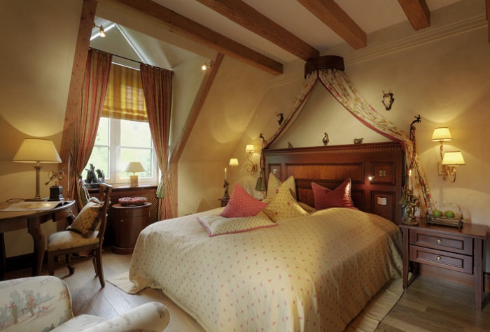 Bequemes Schlafzimmer in der rustikalen Country-Lord-Suite