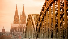 Der Kölner Dom und die zum Dom führende Dombrücke