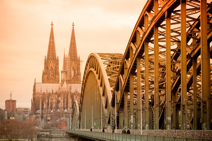 Der Kölner Dom und die zum Dom führende Dombrücke 