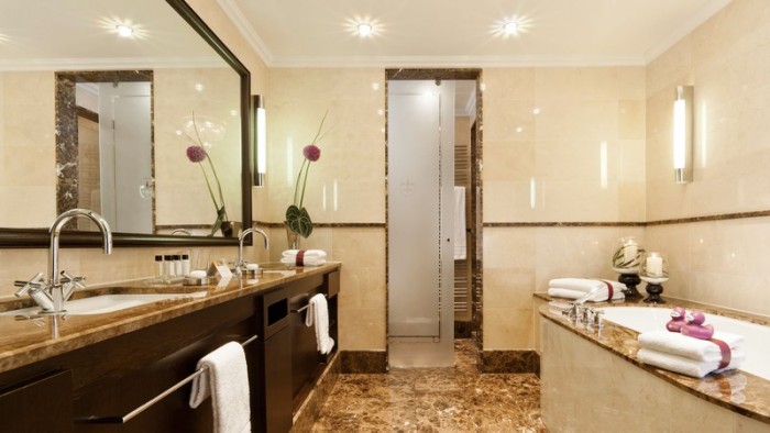 Badezimmer in der Parkhotel Suite des Ameron Parkhotels in Euskirchen