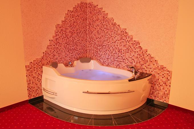 Whirlpool in der Whirlpool Suite des Heikotel Hotels Windsor