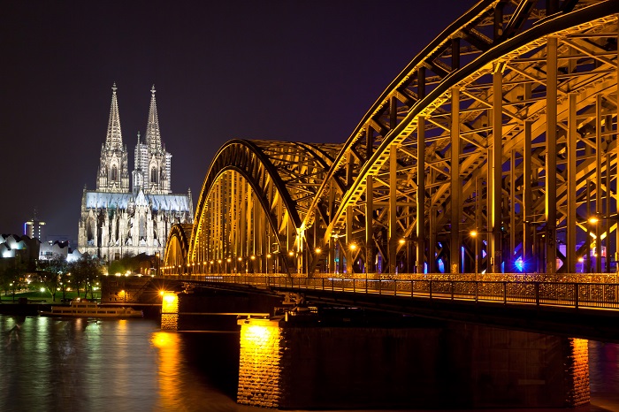 Kölner Dom und Dombrücke beleuchtet bei Nacht  | © colourbox