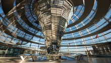 Im Innern der Kuppel des Reichstagsgebäudes in Berlin