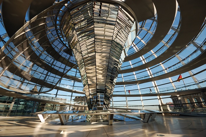 Im Innern der Kuppel des Reichstagsgebäudes in Berlin