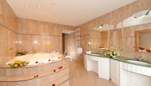 Badezimmer der Präsidenten Suite im Arkona Strandhotel auf Rügen