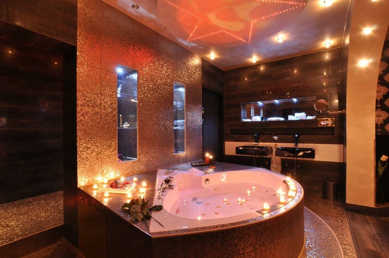 Whirlpool in der exquisiten Traumnacht Suite des Erlebnis Suite Resort